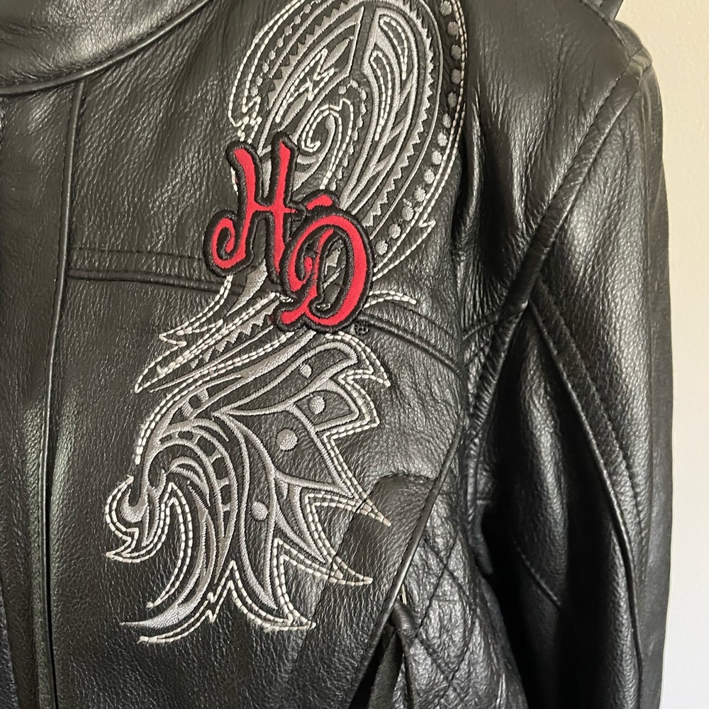 Harley-Davidson Ladies Leather Jacket W/ Red & Gray Design. Sweatshirt included - Picture 7 of 16